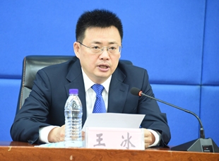 黑龍江省工業和信息化廳副廳長王冰作主旨發布并答記者問