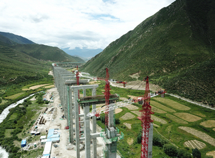 黑龍江省建投集團(tuán)承建，西藏拉薩S5線（拉薩至澤當(dāng)快速路）工程。