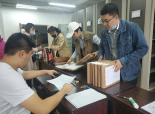 2020年9月9日，旅投集團(tuán)工作人員在道里區(qū)辦理退休人員社會化管理檔案移交。
