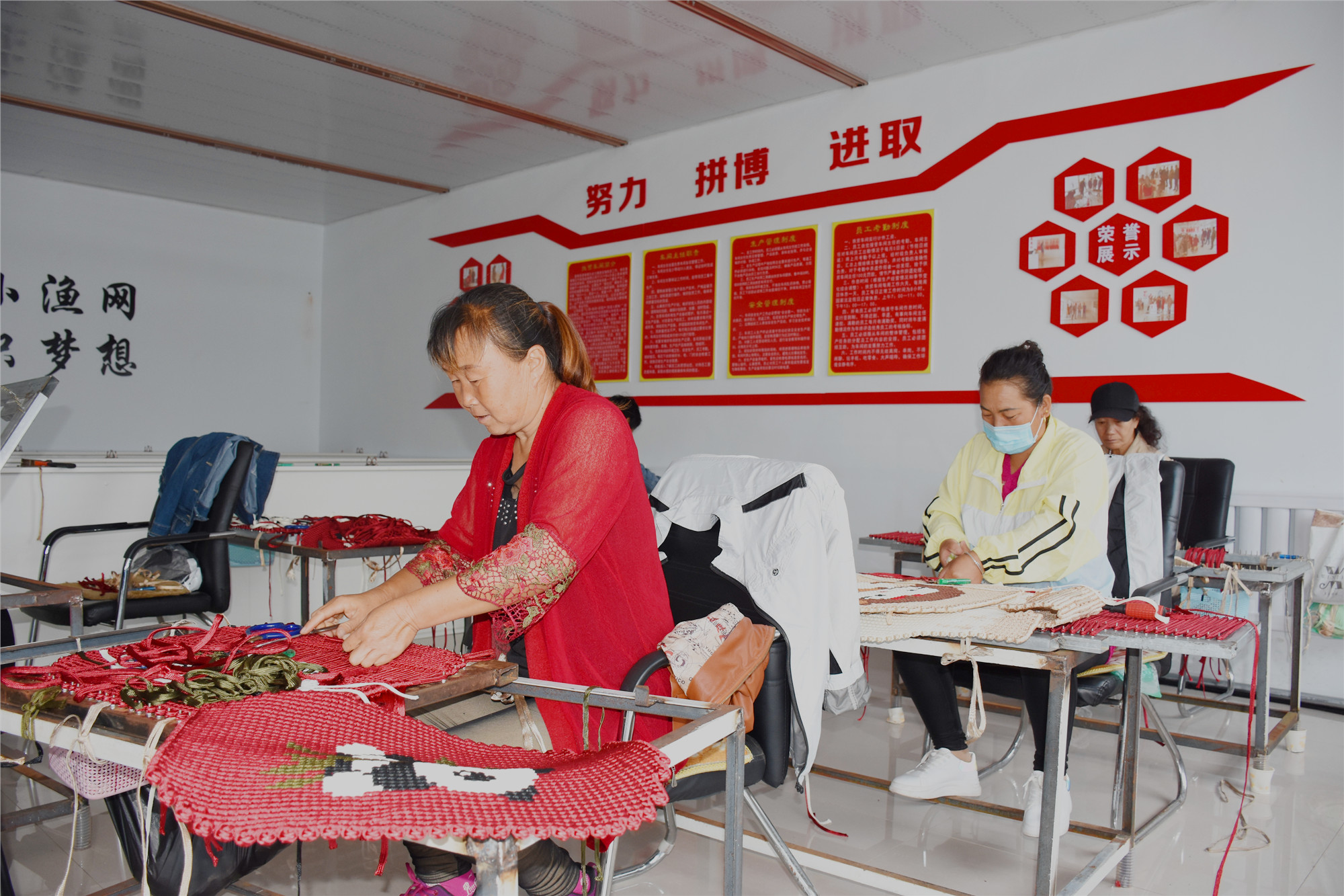 2020年，交易集團(tuán)協(xié)助駐村扶貧工作隊幫助村民走上技能脫貧致富路。