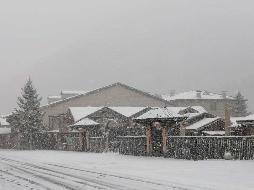 雪中的雪鄉民宿。何海兵攝