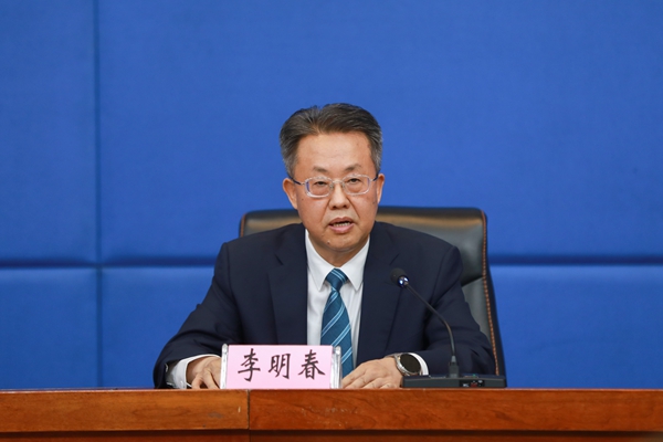 黑龍江省政府副秘書長李明春。