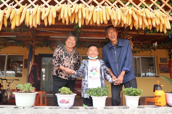 劉養順與妻子、孫子的合照。王磊攝