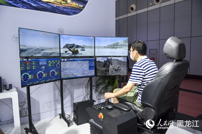參展嘉賓體驗數字技術產品。