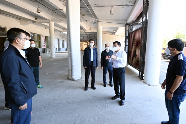 胡昌升現(xiàn)場詢問方艙醫(yī)院項目籌建情況。