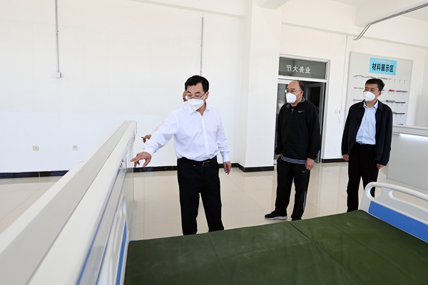 胡昌升在大慶市方艙（亞定點救治）醫(yī)院了解項目建設(shè)情況。