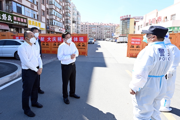 胡昌升在封控小區(qū)了解風(fēng)險人員管控、隔離轉(zhuǎn)運等情況。