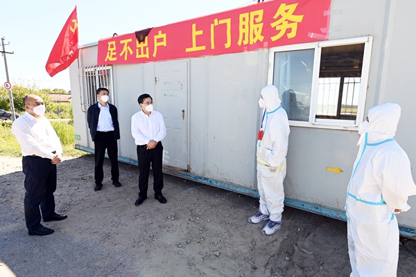 胡昌升在宏偉村了解農(nóng)村疫情防控措施落實情況。