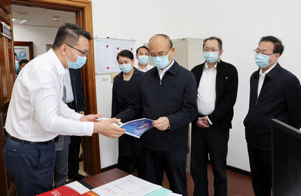 座談會前，許勤走訪了省工商聯機關，看望省工商聯干部職工。