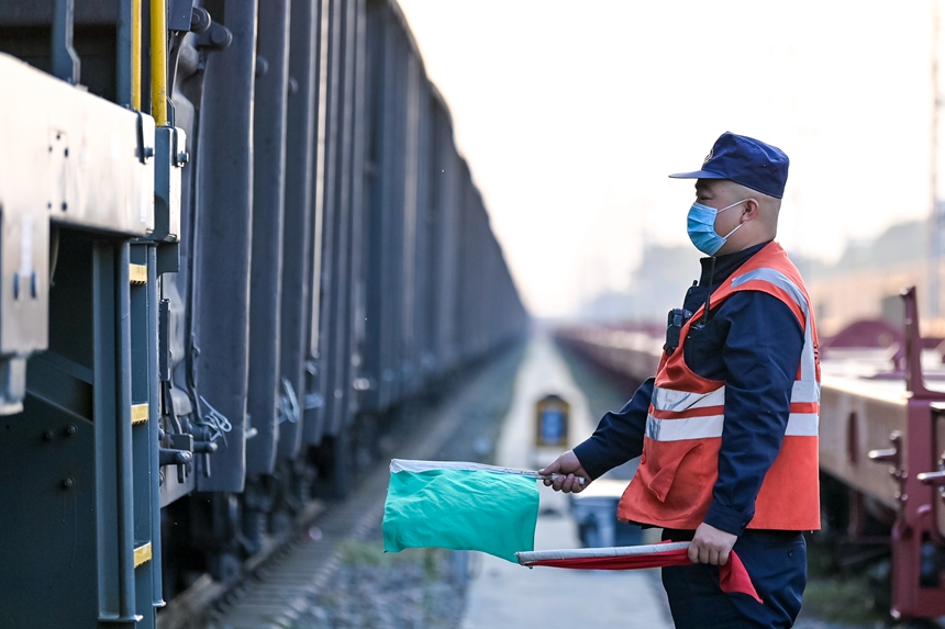 哈南站運轉車間下行出發二班助理值班員正在進行向列車司機顯示出發信號。