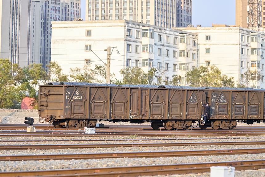 哈南站運轉車間下行出發二班連結員正在進行列車尾部值乘作業。