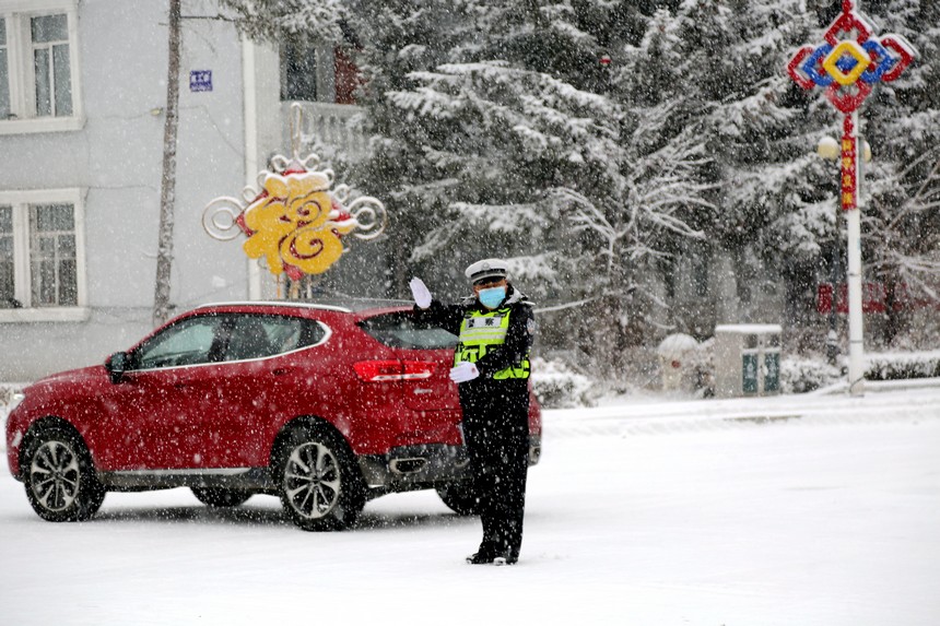 “中國最冷小鎮(zhèn)”迎降雪 城市街路披銀裝