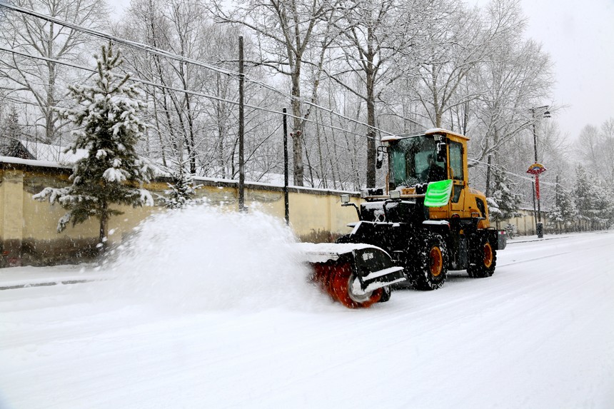 “中國最冷小鎮”迎降雪 城市街路披銀裝