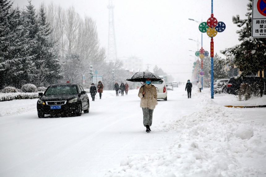 “中國最冷小鎮”迎降雪 城市街路披銀裝