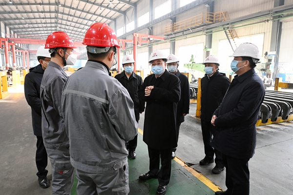 胡昌升到牡丹江中車金緣鑄業有限公司了解企業生產經營情況。