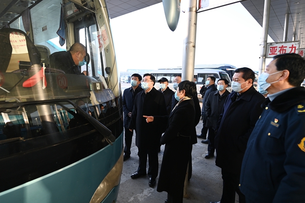 胡昌升在牡丹江市公路客運總站詢問營運客車司機安全駕駛等情況。