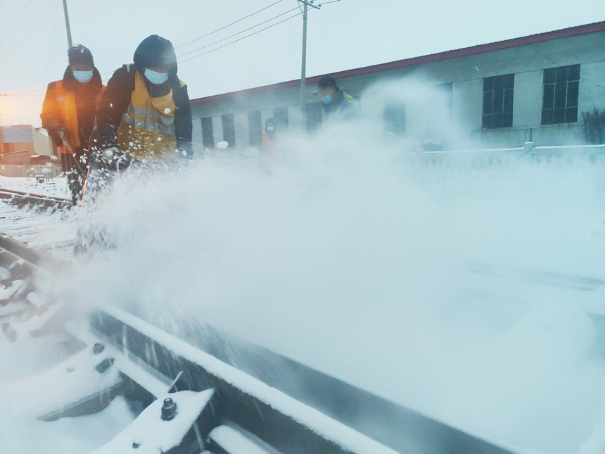哈鐵全力應對降雪天氣確保鐵路運輸安全暢通