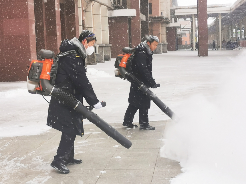 哈鐵全力應(yīng)對(duì)降雪天氣確保鐵路運(yùn)輸安全暢通