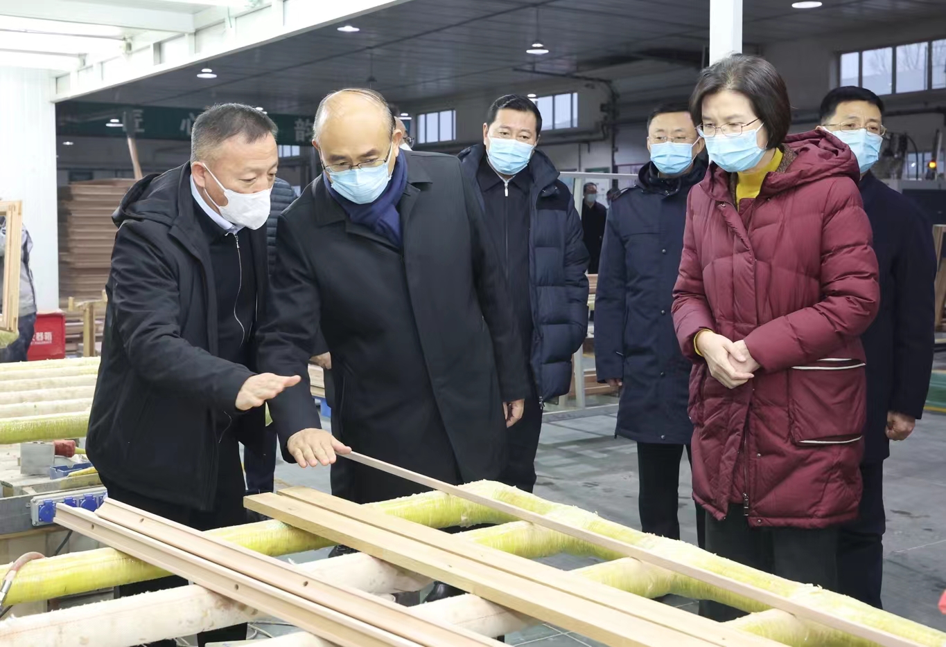 在哈爾濱閣韻窗業有限公司，許勤了解安全生產、企業經營等情況。