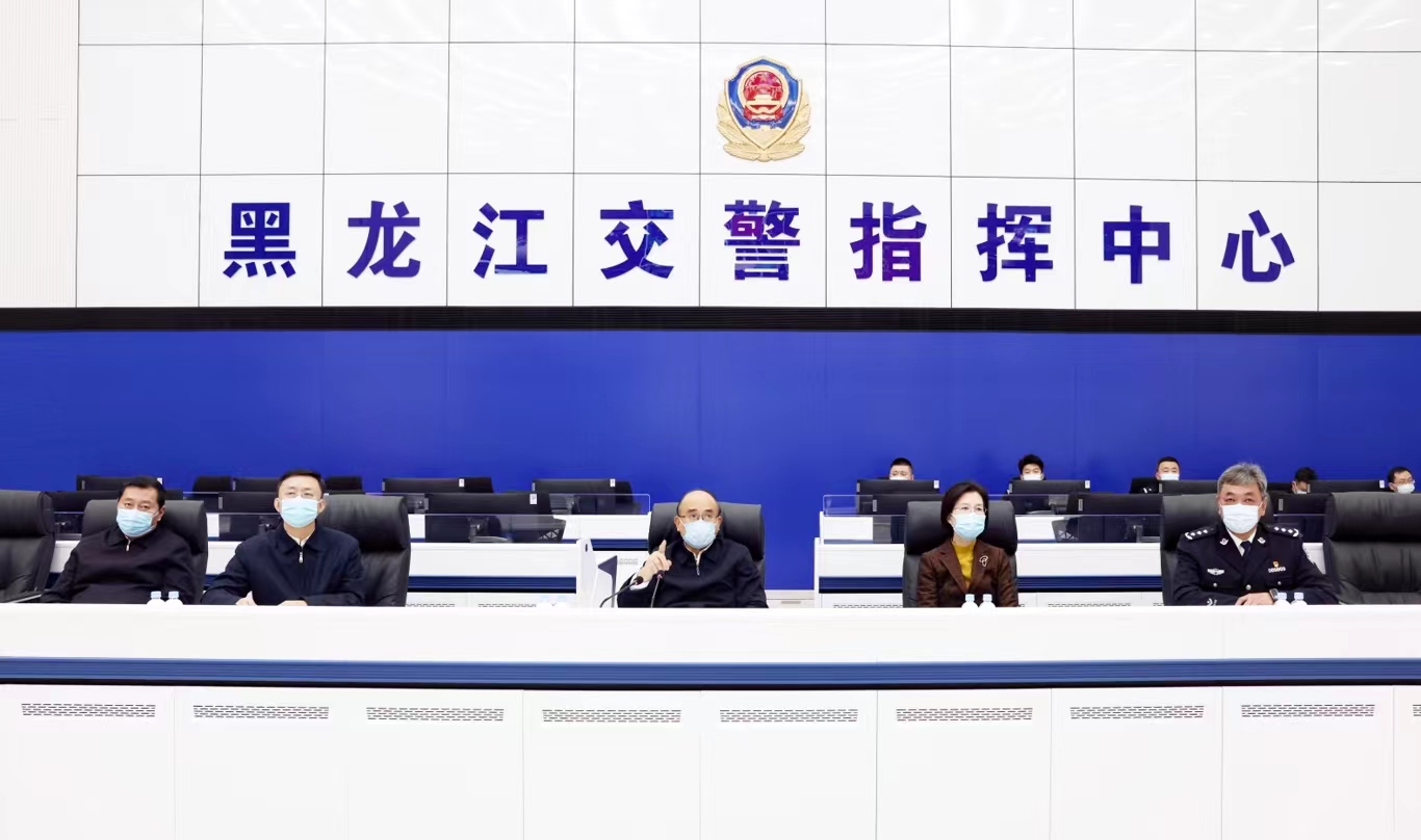 在省公安廳交管局指揮中心，許勤聽取全省道路交通安全情況匯報，現場調度有關市縣道路交通安全工作。