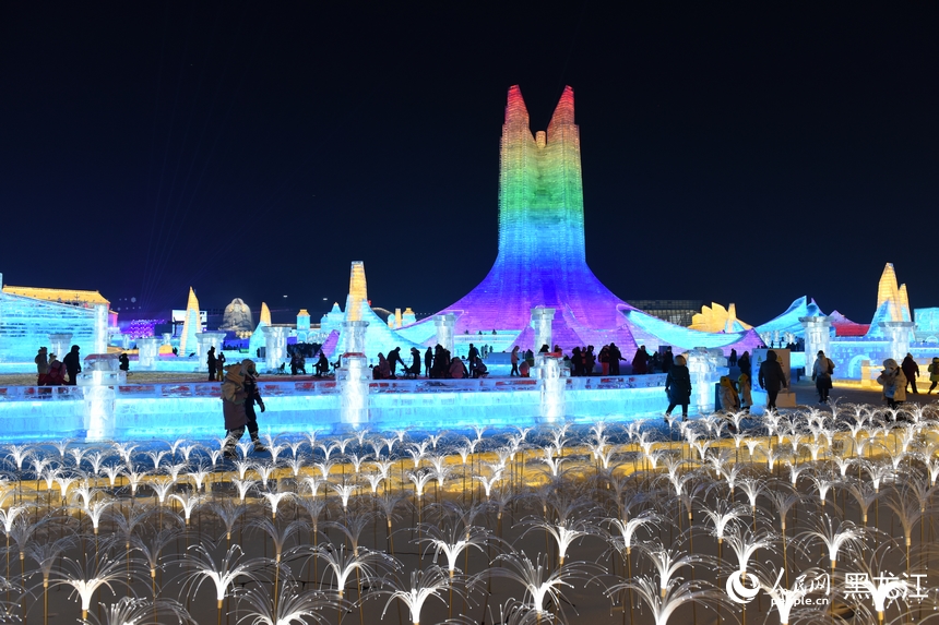 游客在冰雪大世界園區(qū)游覽。人民網(wǎng)蘇靖剛攝