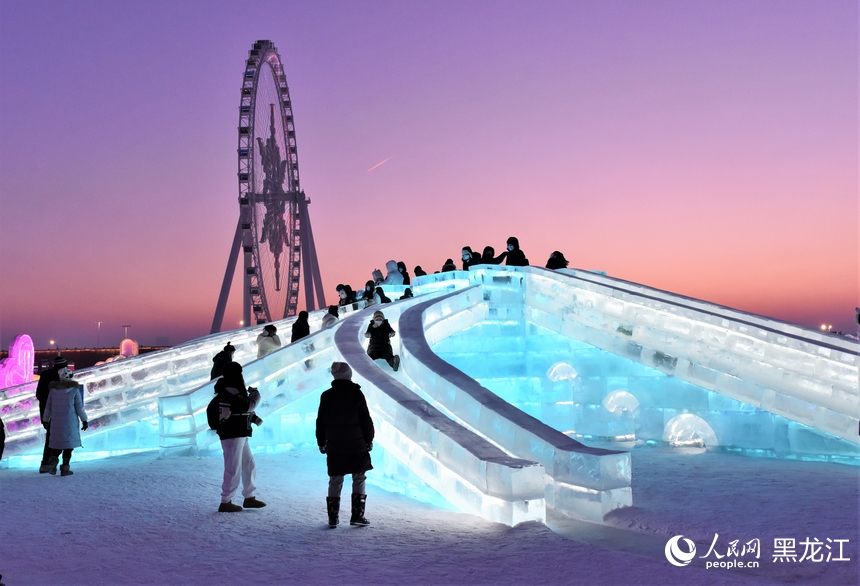 游客在園區(qū)內(nèi)暢享冰雪樂(lè)趣。人民網(wǎng)蘇靖剛攝