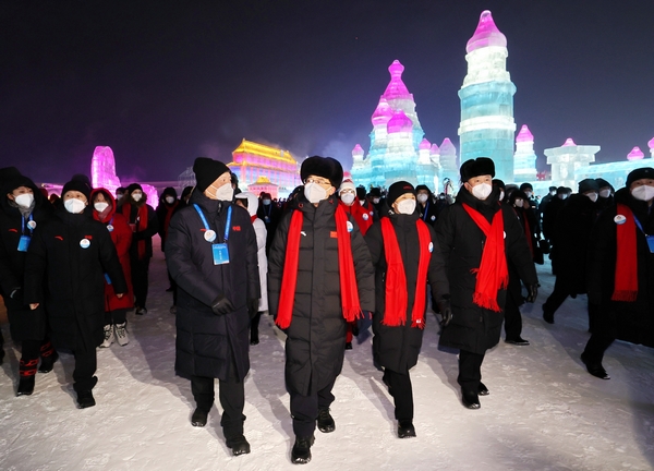 許勤、梁惠玲及有關省市領導和嘉賓參觀冰雪大世界。