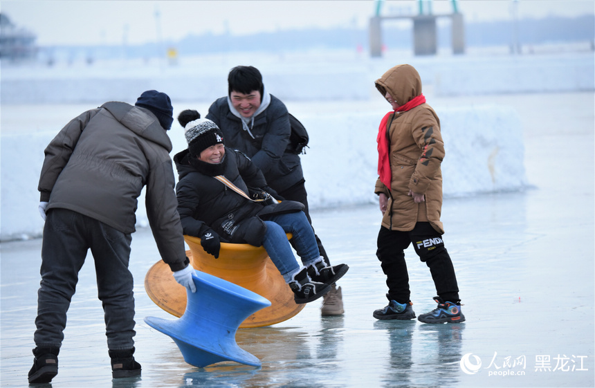 新春走基層｜冰爬犁、雪滑梯 哈爾濱玩冰樂雪趣味多