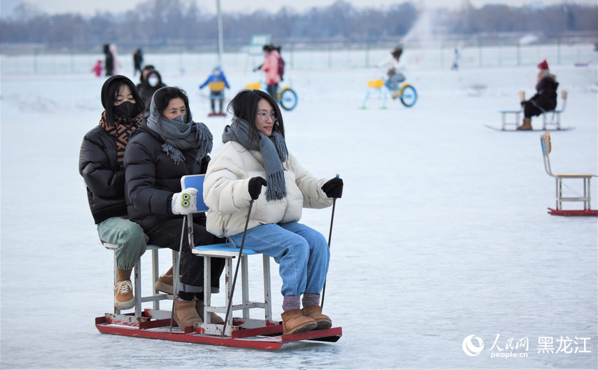 新春走基層｜冰爬犁、雪滑梯 哈爾濱玩冰樂雪趣味多