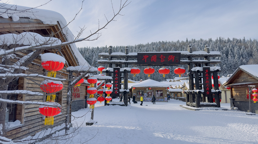 白雪映襯著紅燈籠，深山里的雪鄉年味十足。