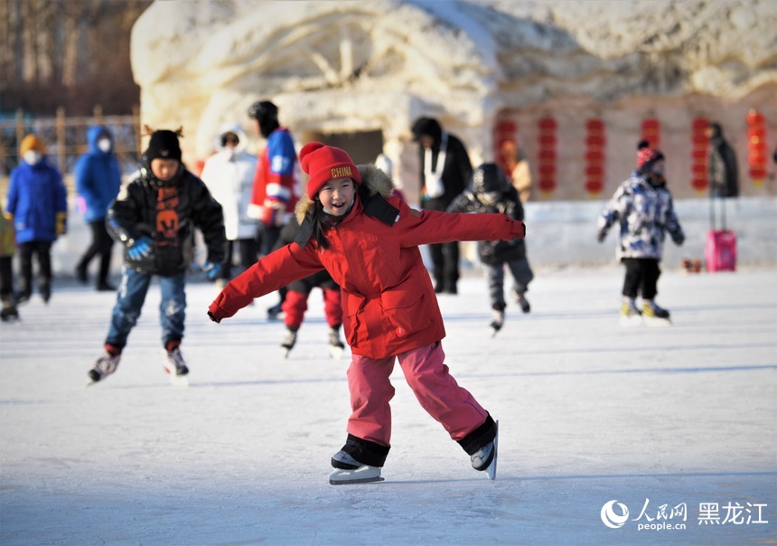 全民健身上冰雪 哈爾濱公益冰場(chǎng)迎來(lái)“熱”潮
