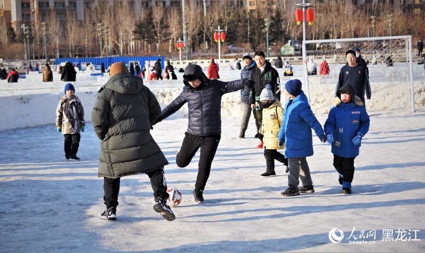 全民健身上冰雪 哈爾濱公益冰場迎來“熱”潮