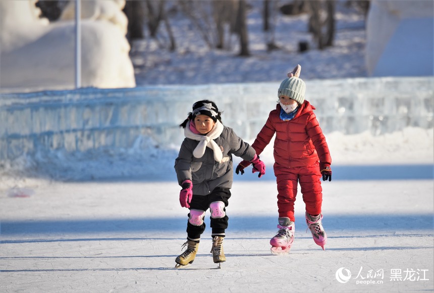 全民健身上冰雪 哈爾濱公益冰場迎來“熱”潮