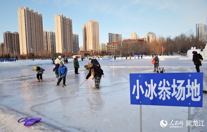 全民健身上冰雪 哈爾濱公益冰場迎來“熱”潮