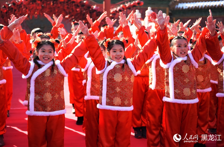 孩子們正在進(jìn)行“童謠誦讀”表演。人民網(wǎng) 蘇靖剛攝