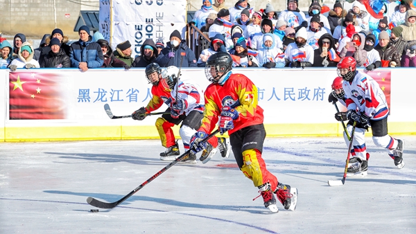 2月25日，在黑龍江舉行的第五屆中俄界江冰球賽比賽現(xiàn)場