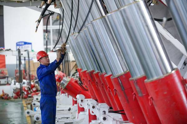 龍煤集團(tuán)雙鴨山公司雙陽煤礦電液控液壓支架正在組裝。