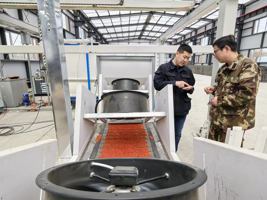 在北大荒集團友誼分公司新建智能育秧中心，稻種通過高溫殺菌、雙氧催芽、智能暗室、智能機械作業手臂及AGV自動駕駛技術等智能化設備和先進技術應用，實現水稻育秧生產自動化、管理數字化、控制智能化、經營規模化，僅需5天即可完成，比正常育秧縮短了四倍的時間。
