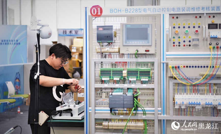選手正在進行電工項目比賽。人民網記者 蘇靖剛攝
