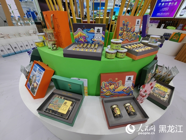 龍江森工集團展出的各類森林食品。人民網 楊雪楠攝