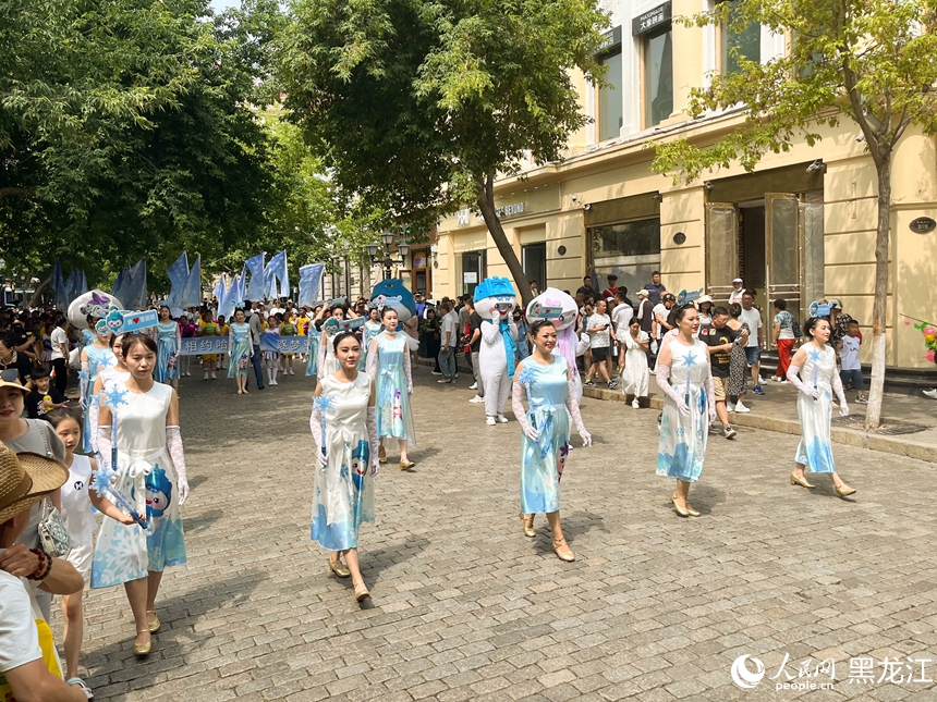 中央大街主題巡游。人民網 張哲鑫攝