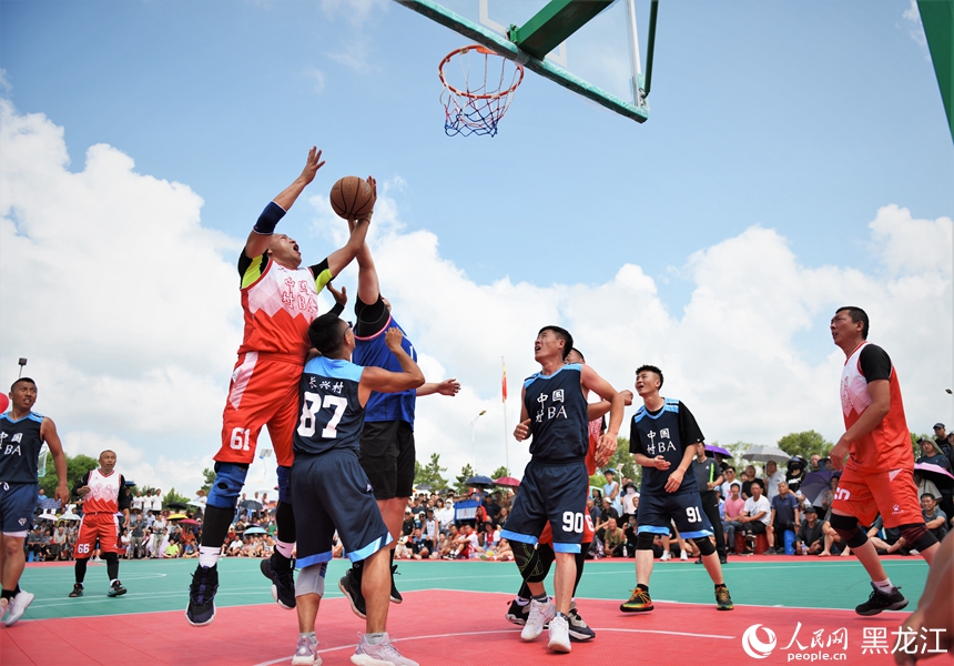 哈爾濱：“村BA”決賽開賽 點燃夏日籃球熱情