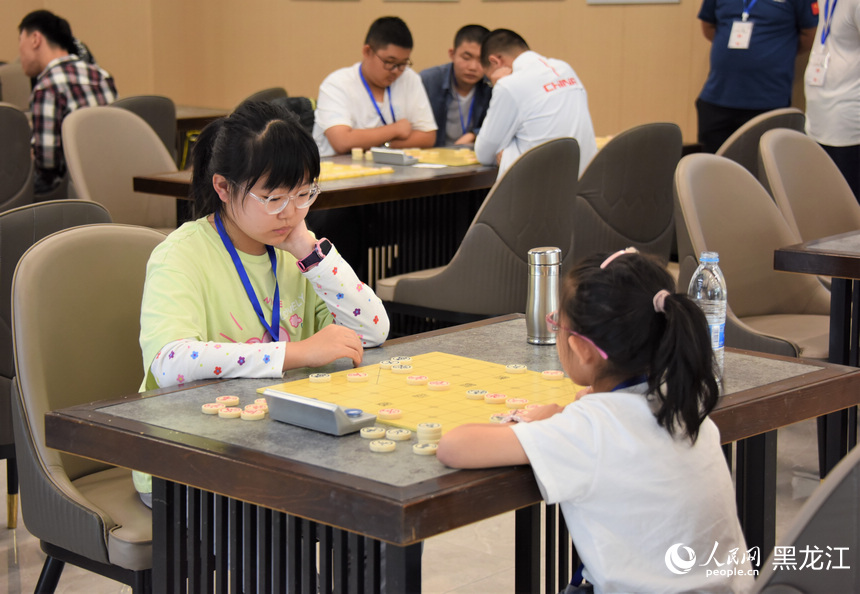象棋比賽現(xiàn)場。人民網(wǎng)記者 蘇靖剛攝
