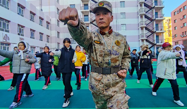 東方紅小學榮膺“全國國防教育示范學校”稱號