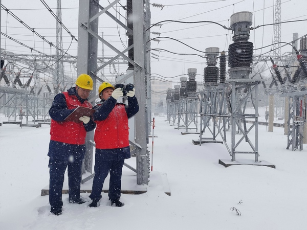 國(guó)網(wǎng)黑龍江哈爾濱供電公司變電運(yùn)維一中心工作人員在220千伏哈爾濱變電站開展暴雪覆冰特巡工作。于慶泉攝