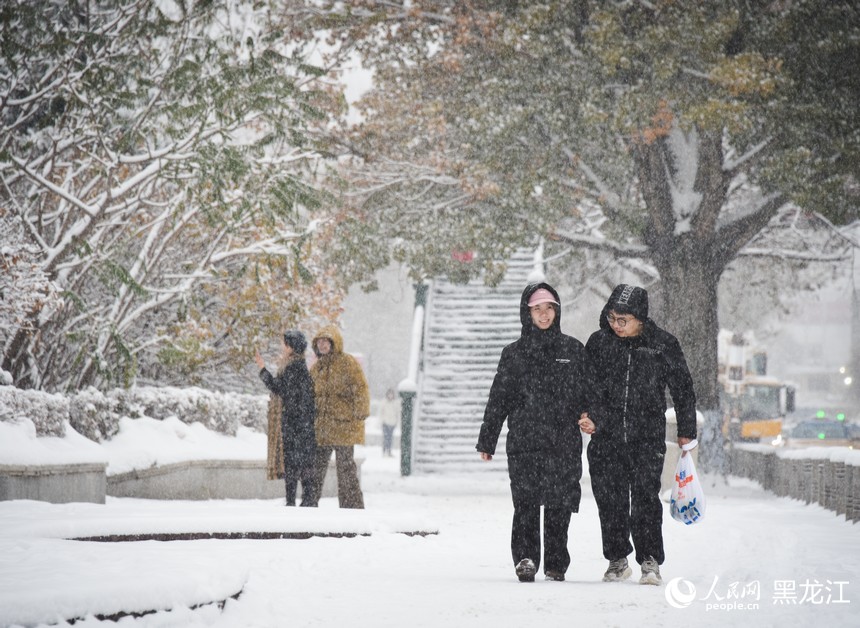 市民在雪中行走。人民網記者 蘇靖剛攝