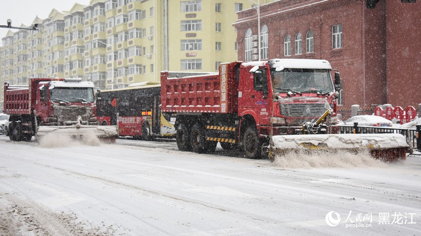 大型清雪車正在上道清雪。人民網記者 蘇靖剛攝