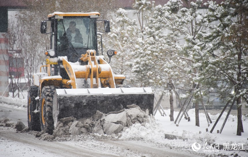 鏟車正在清理路邊積雪。人民網記者 蘇靖剛攝
