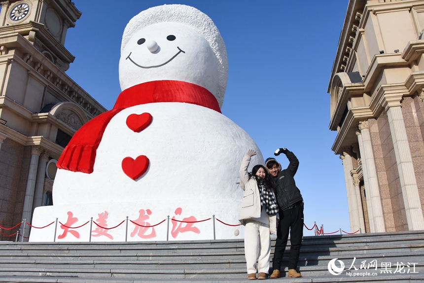 “小紅帽”回來了！哈爾濱音樂公園大型露天雪人落成