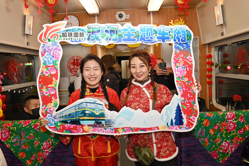 “大花”鋪位、凍梨擺桌 哈鐵首列東北民俗文化主題列車(chē)啟程